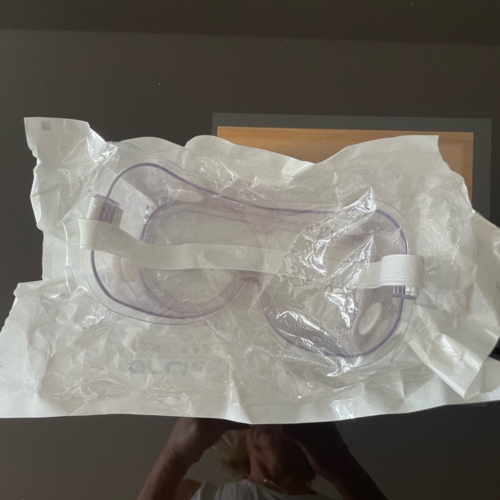 Medical isolation goggles